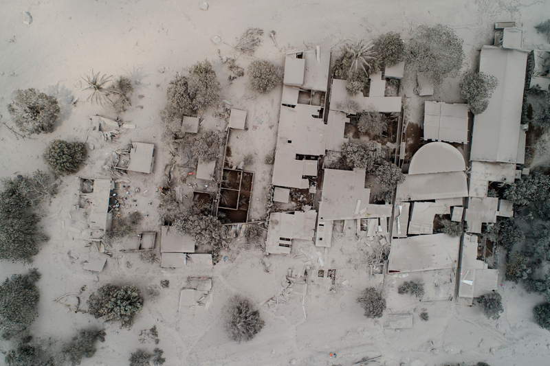 Illustration for article titled Así se ve Guatemala desde el cielo tras la erupción del volcán de Fuego: pueblos enteros sepultados bajo la ceniza